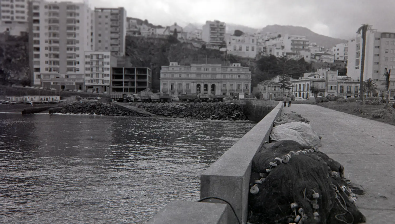 Muelle con aparejos de pesca.